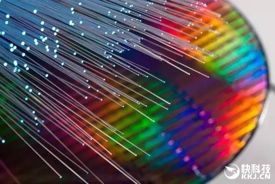 Intel商用硅光电子100G收发器：融合硅集成电路、半导体激光器